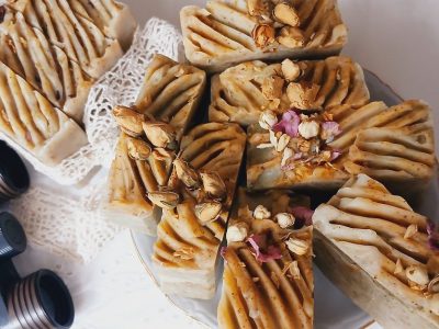 Aranyló mezők, smaragdzöld erdők szappankészítő kurzus – Az annatto aranyos csillogása és a csalán mélyzöld ereje szappanban